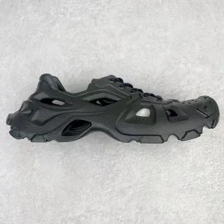 Sneaker monocromático moldado com recorte e cadarço