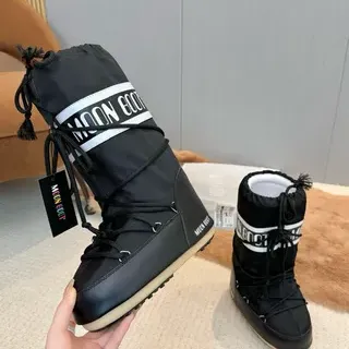 Moon Boot 经典黑色白色带雪靴