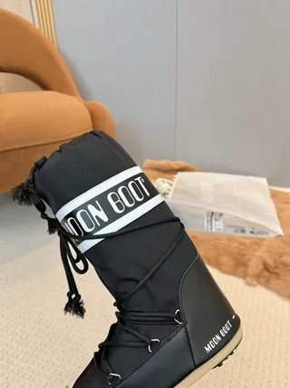 Moon Boot 经典黑色白色带雪靴 2