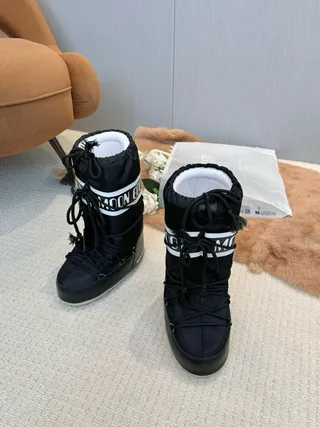 Moon Boot 经典黑色白色带雪靴 3