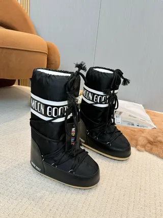 Moon Boot 经典黑色白色带雪靴 4