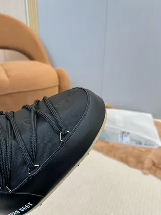 Moon Boot 经典黑色白色带雪靴 5