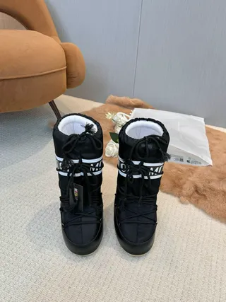 Moon Boot 经典黑色白色带雪靴 6