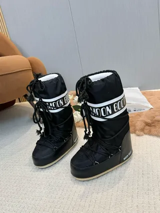 Moon Boot 经典黑色白色带雪靴 7