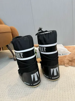 Moon Boot 经典黑色白色带雪靴 8