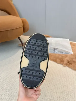 Moon Boot 经典黑色白色带雪靴 9