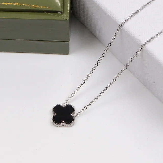 Multicolor Gold Clover-Shaped Pendant Setting Necklace 10