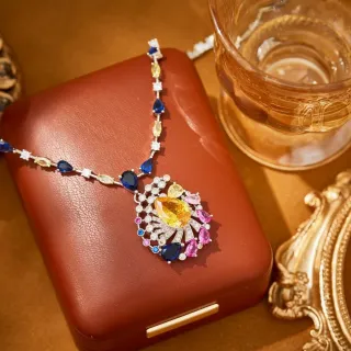 Pendentif multicolor à multi-gemmes avec pierre centrale taillée en poire