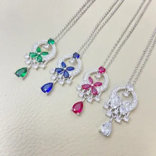 Colar de design com pingente floral multicolor em prata de forma de gota