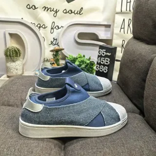 أحذية رياضية lifestyle slip-on بنمط نصي باللون البحري والأبيض