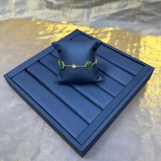 سوار Navy Gold Chain مع Oval Green Stone Accents