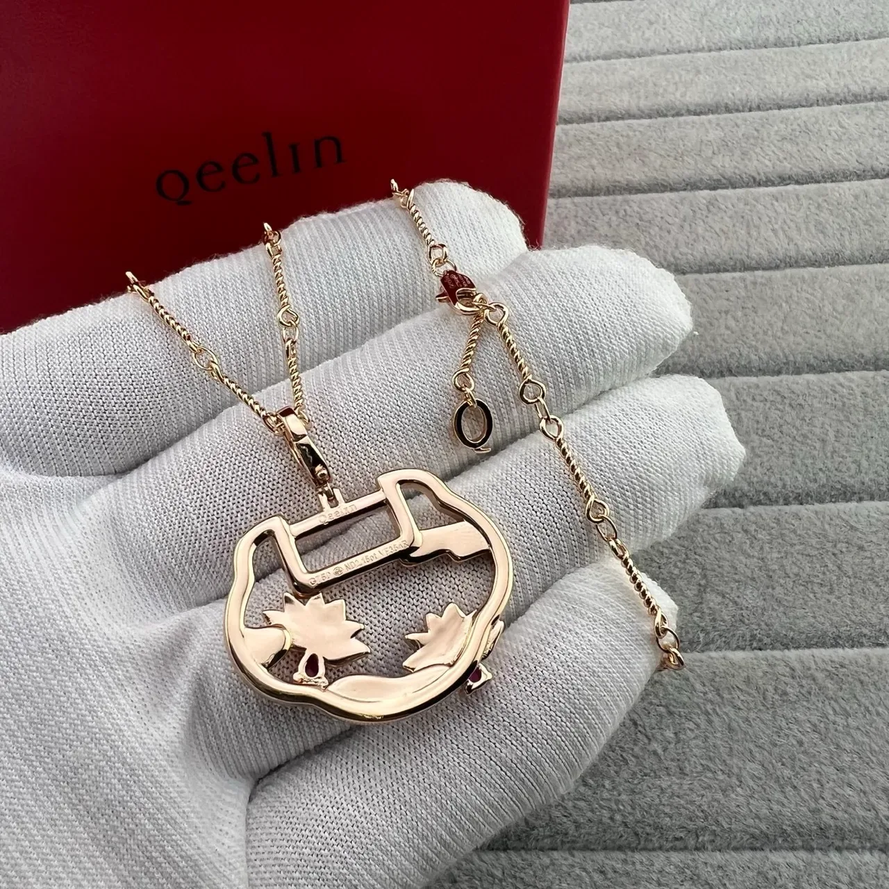 oeelin Gold Red Filigree Pendant Pavé-Set Clear Stones Necklace 3