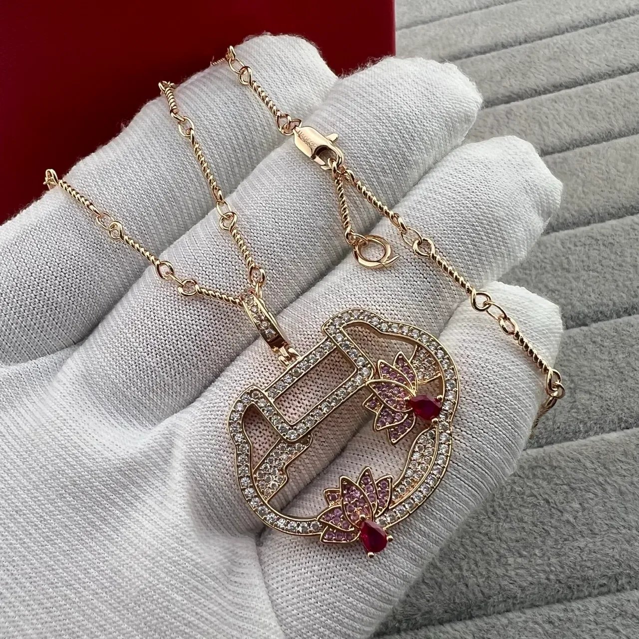 oeelin Gold Red Filigree Pendant Pavé-Set Clear Stones Necklace 4