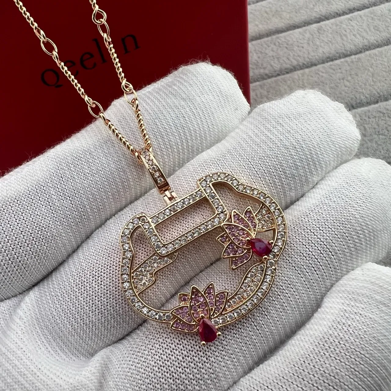 oeelin Gold Red Filigree Pendant Pavé-Set Clear Stones Necklace 5