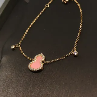 Pulsera pavé de cristal de tono dorado con colgante de gourd esmaltado rosa