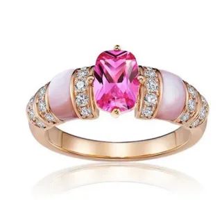 Anel de ouro rosa com pedra central em corte almofada acentos laterais de madrepérola
