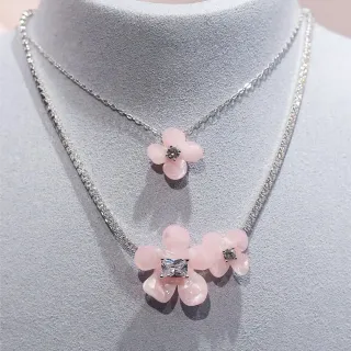 Collar con dije floral rosa y plata, diseño de capas