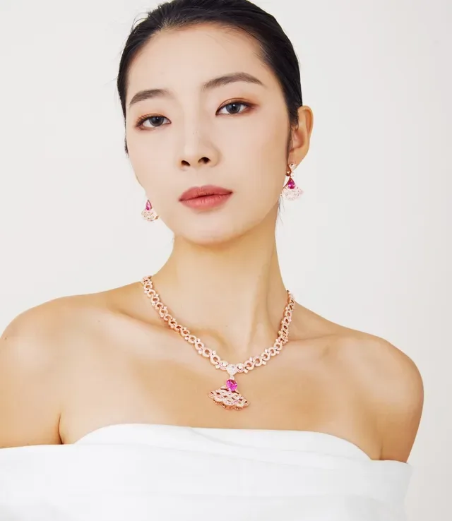 Pink Silver Pavé-Set Diamond Chain Fan-Shaped Pendant Necklace 6