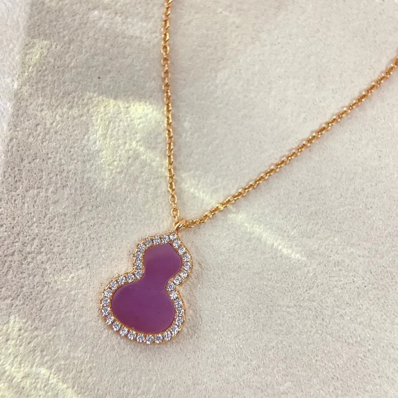 Collier pendentif en forme de gourde en or pourpre pavé avec pierres transparentes 2