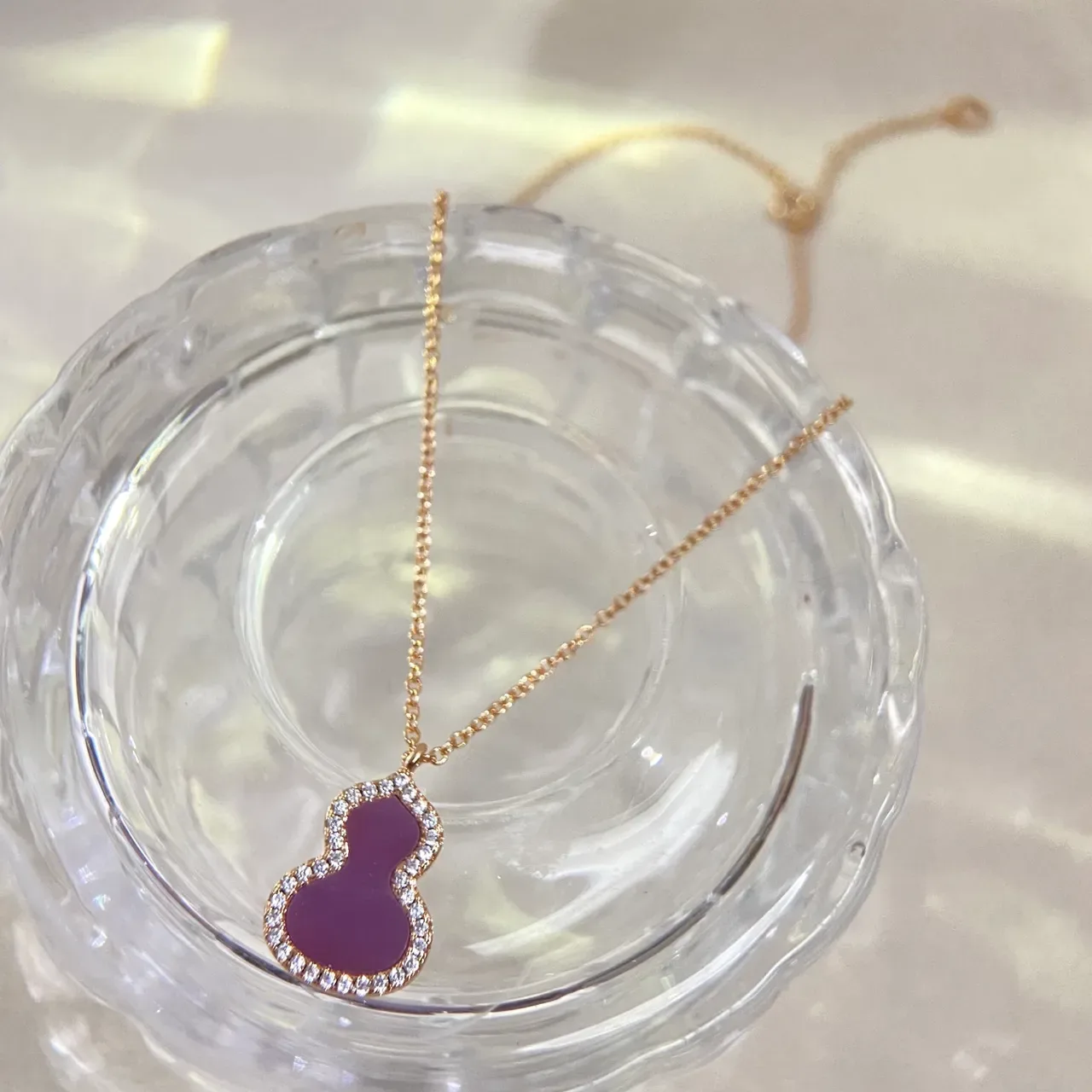 Collier pendentif en forme de gourde en or pourpre pavé avec pierres transparentes 4
