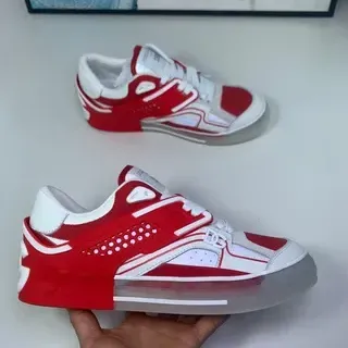 Zapatillas lifestyle con superposición en capas de rojo y blanco