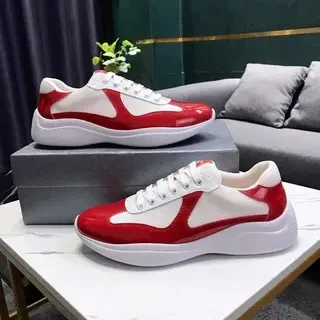 Zapatillas rojas y blancas de cuero patentado con malla