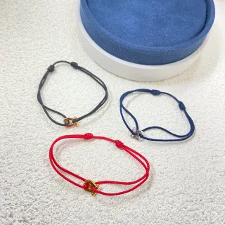 Pulsera de cordón rojo y azul con nudos deslizantes ajustables