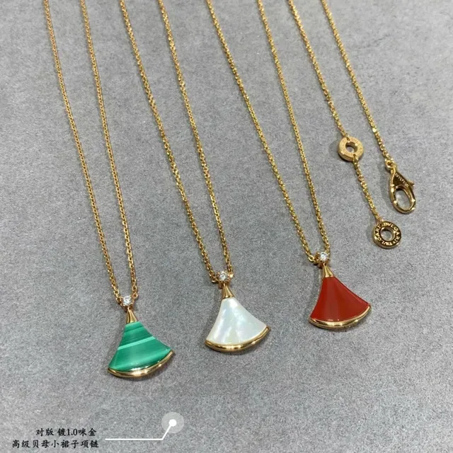 Red Fan-Shaped Enamel Pendant Gold-Tone Chain Necklace 7