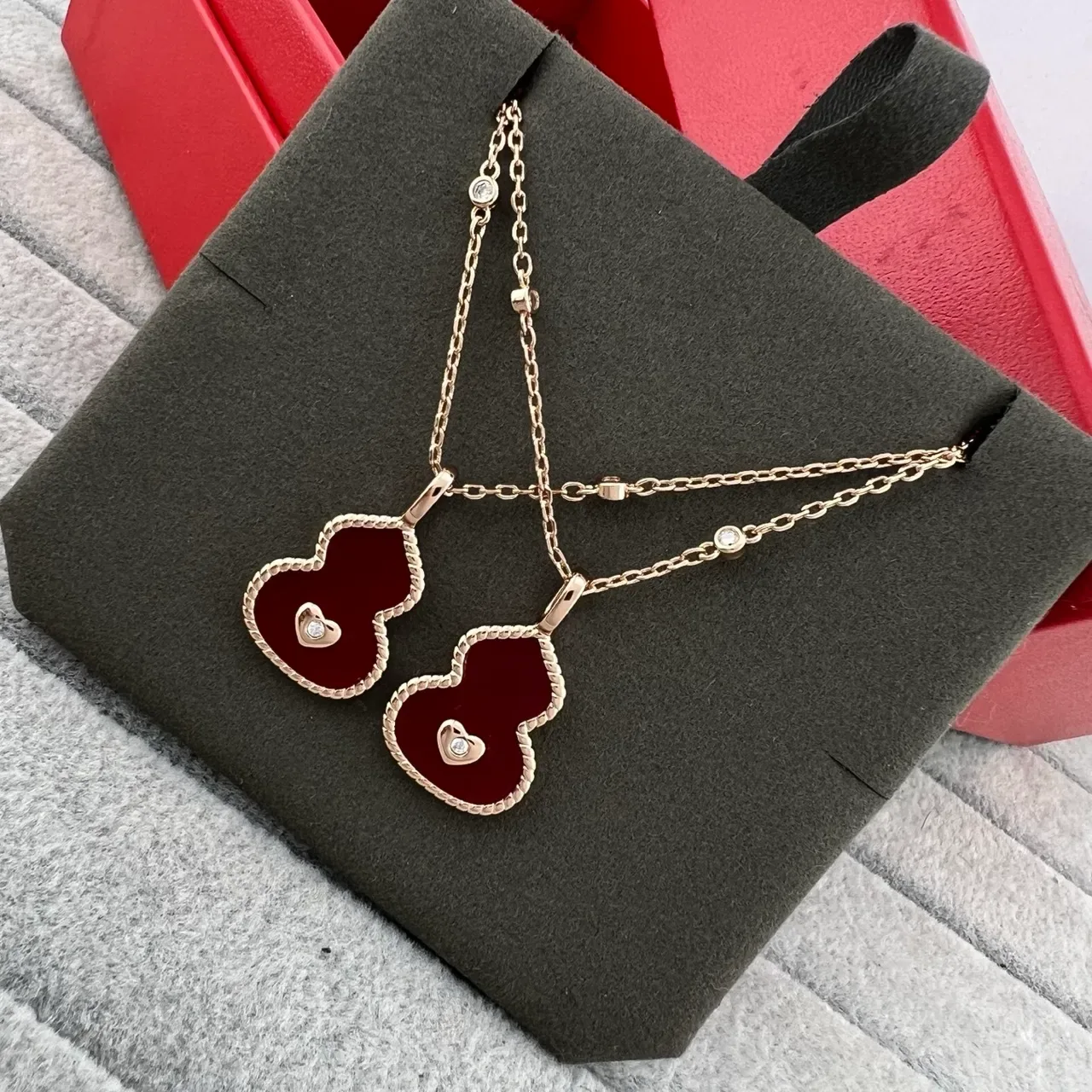 Red Gold Heart-Shaped Double-Pendant Enamel Inlay Necklace 5