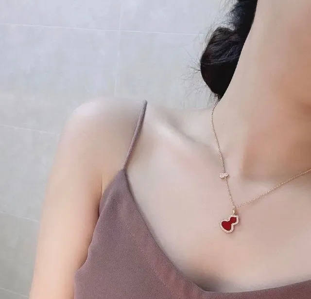 Red Gold Heart-Shaped Pendant Pavé-Set Border Necklace 2