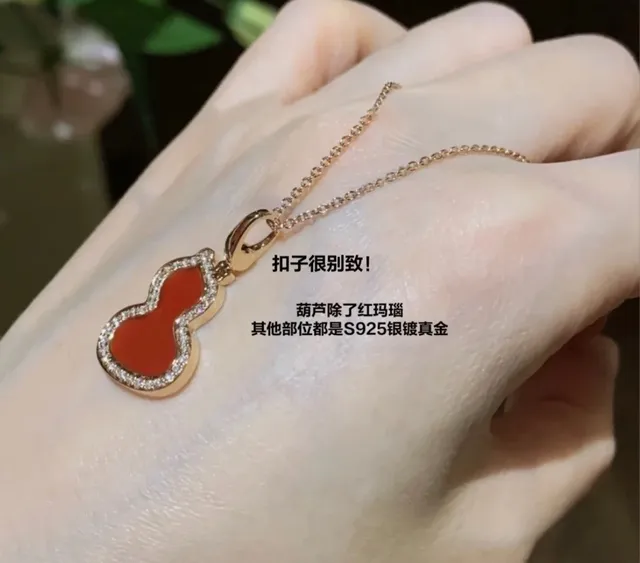 Red Gold Heart-Shaped Pendant Pavé-Set Border Necklace 4