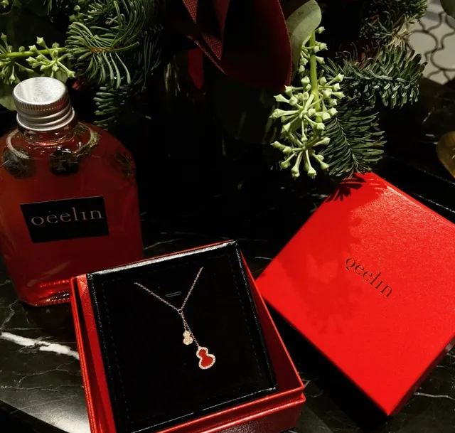Red Gold Heart-Shaped Pendant Pavé-Set Border Necklace 6