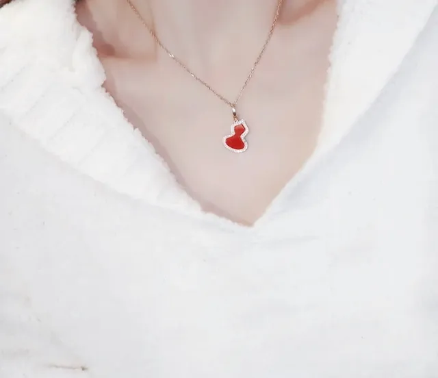 Red Gold Heart-Shaped Pendant Pavé-Set Border Necklace 8