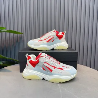 حذاء رياضي أحمر رمادي مع كعب oversized وتصميم شبكي ولوحات صناعية سميك