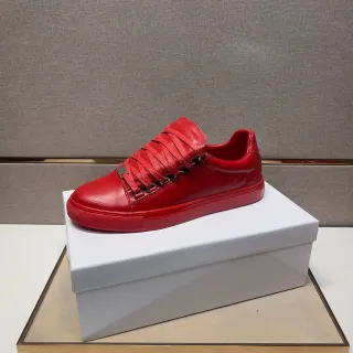 Zapatilla roja monocromática de cordones low-top