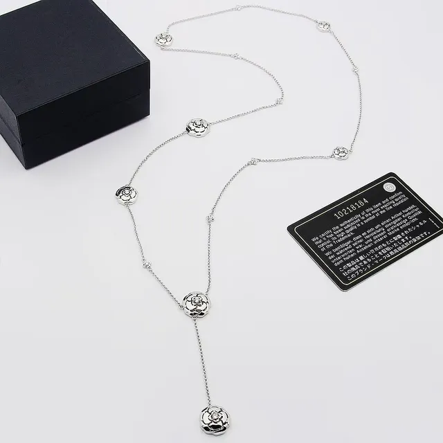 Collier en or rose motif floral station 2