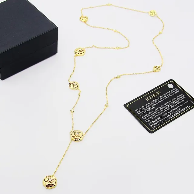 Collier en or rose motif floral station 3