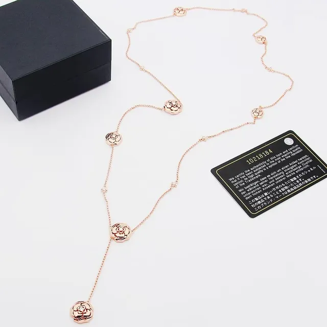 Collier en or rose motif floral station 4