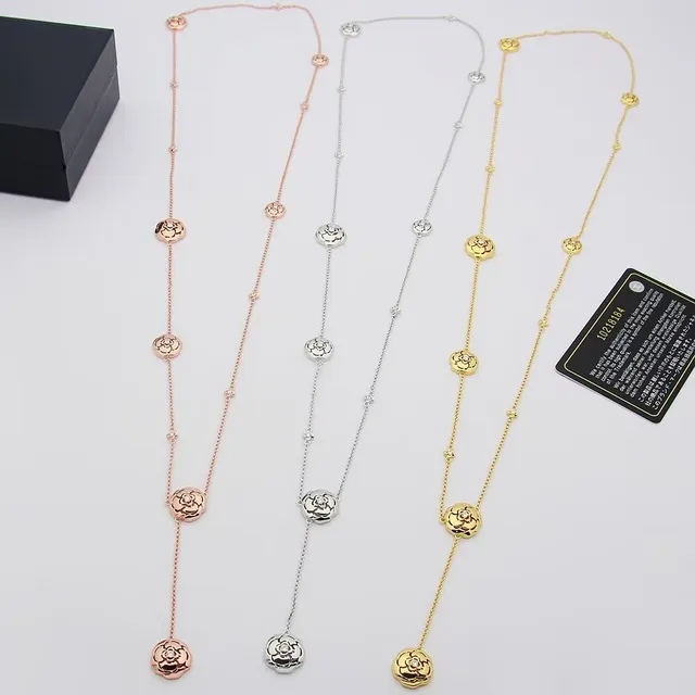 Collier en or rose motif floral station 5