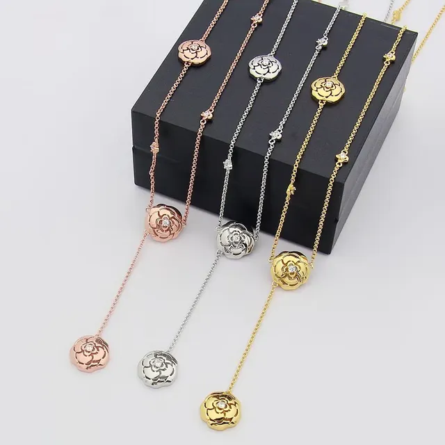 Collier en or rose motif floral station 6