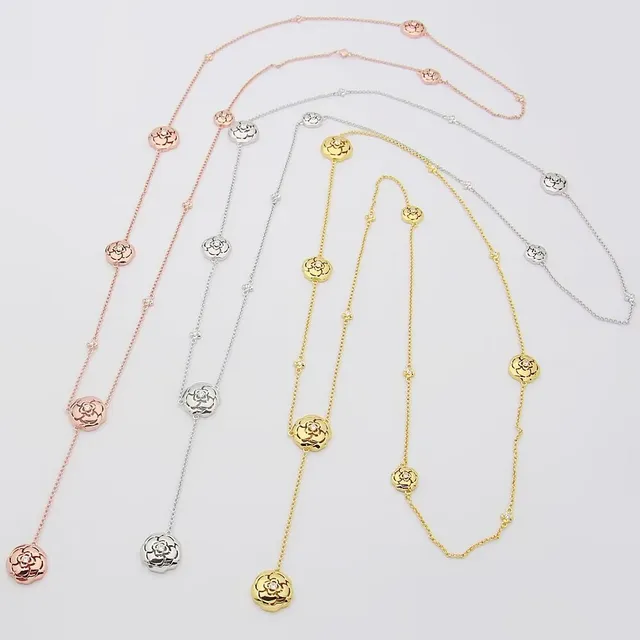 Collier en or rose motif floral station 7