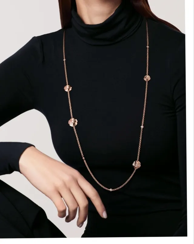 Collier en or rose motif floral station 9