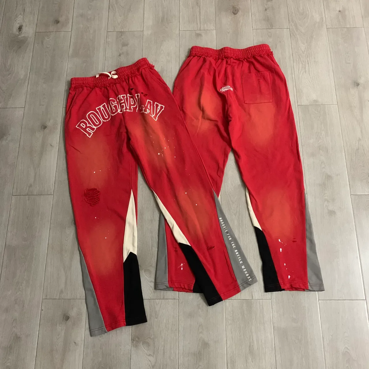 Roughplay Distressed Color-Blocked Sweatpants 21