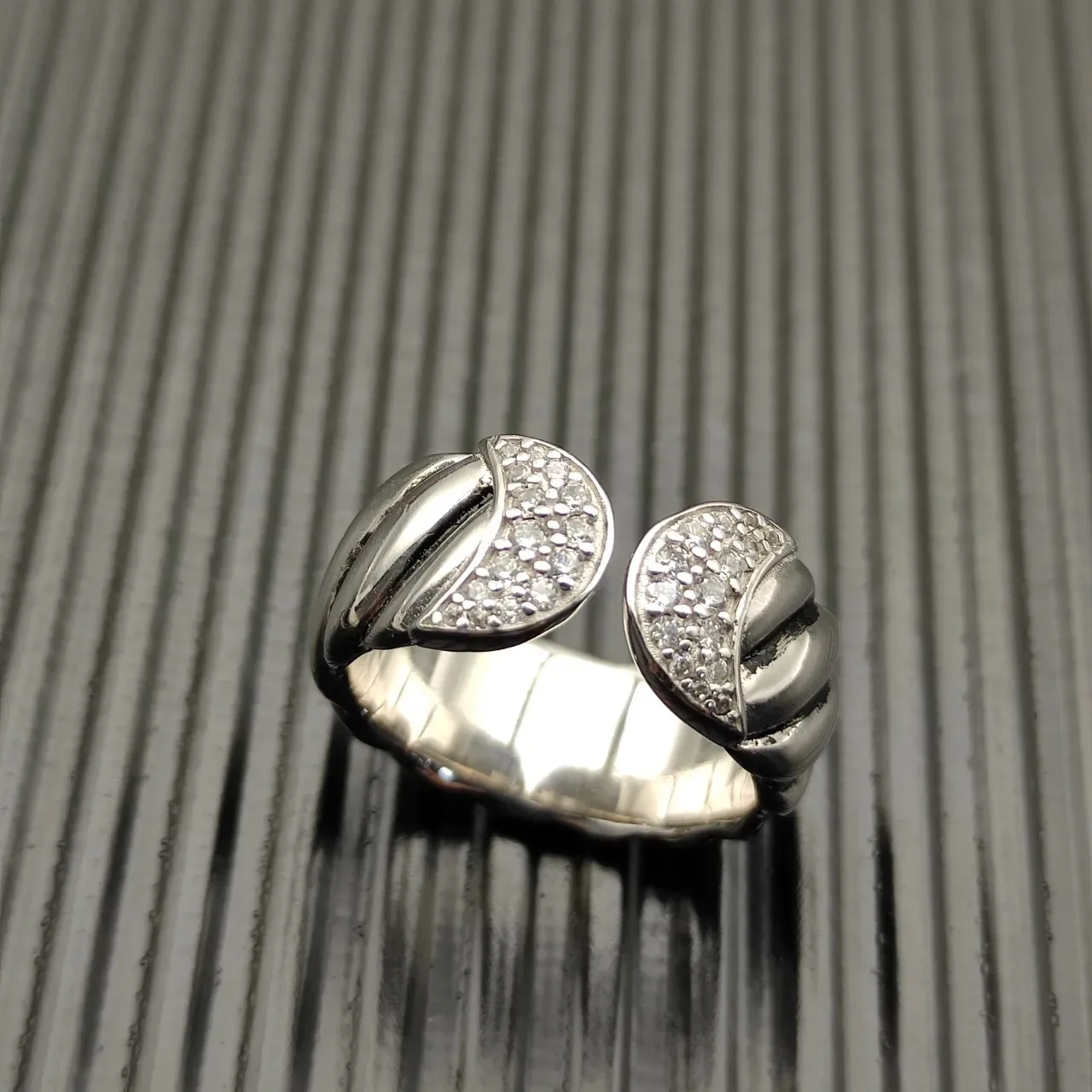 Sculpted Ribbed Band Pavé-Set Stone Ring 2