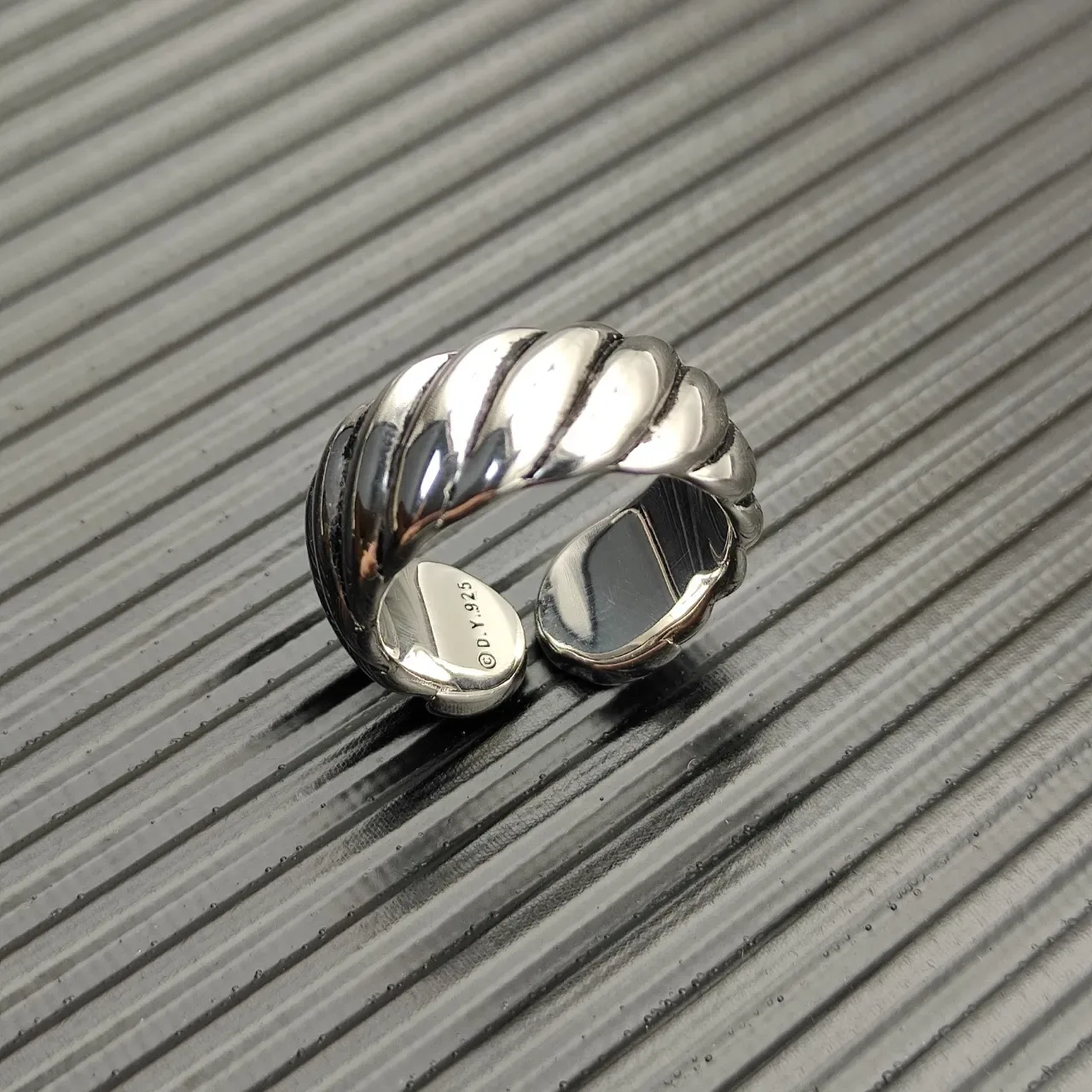 Sculpted Ribbed Band Pavé-Set Stone Ring 3