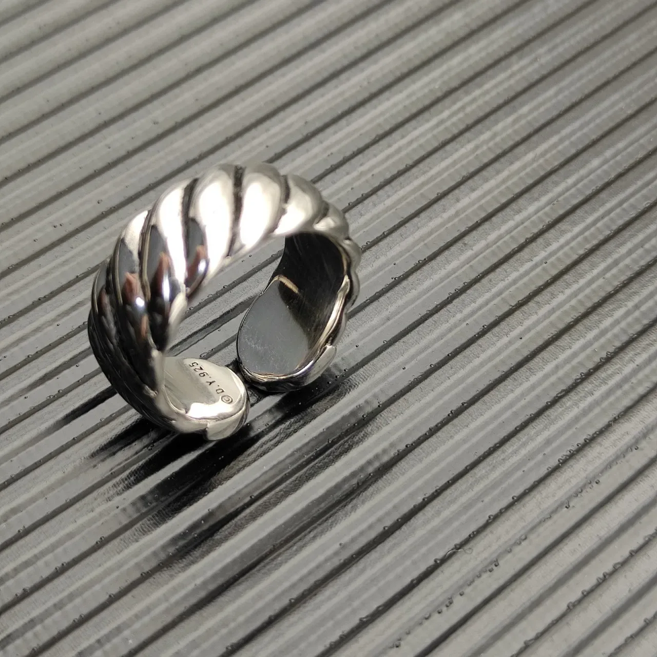Sculpted Ribbed Band Pavé-Set Stone Ring 4