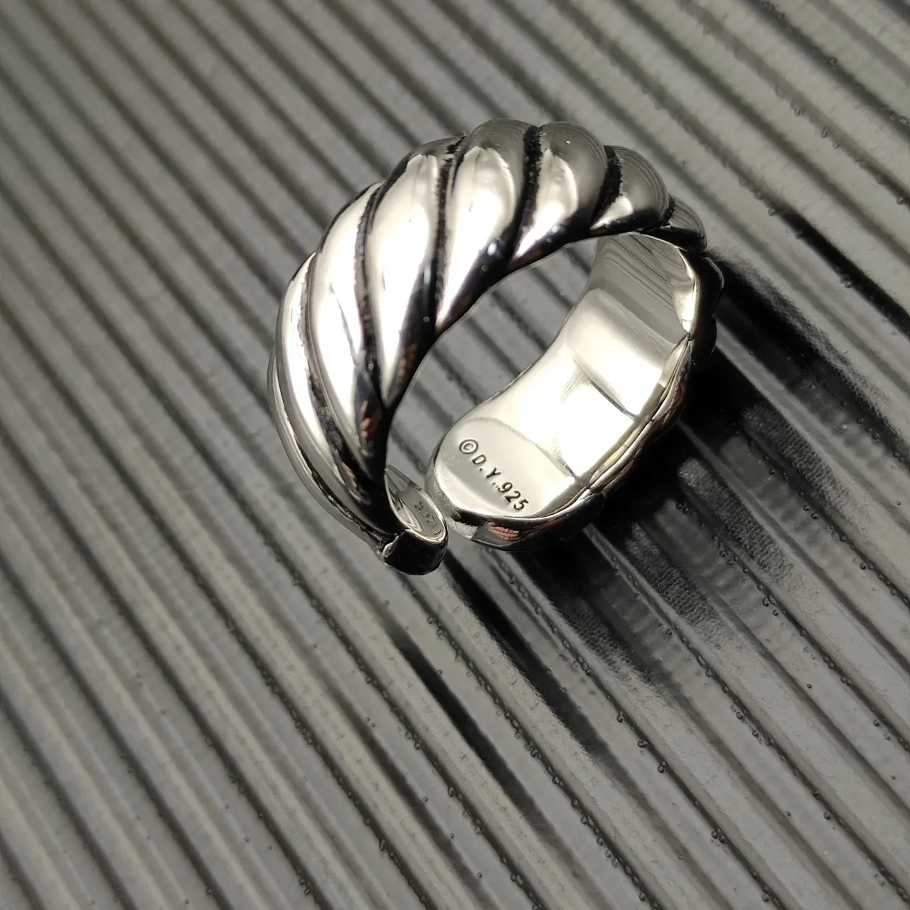 Sculpted Ribbed Band Pavé-Set Stone Ring 7