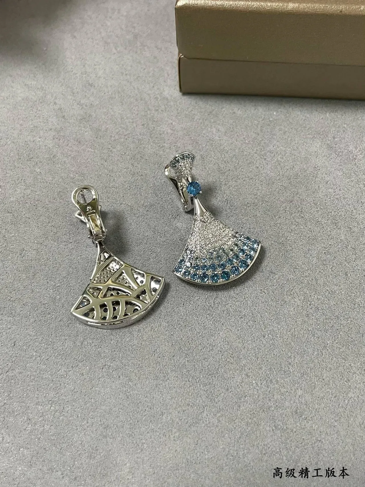 Silver Blue Fan-Shaped Pavé-Set Necklace 2