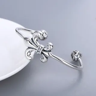 Pulsera Abierta de Plata con Flor-de-Lis