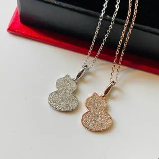 Collier en argent et or en forme de gourde avec pavé